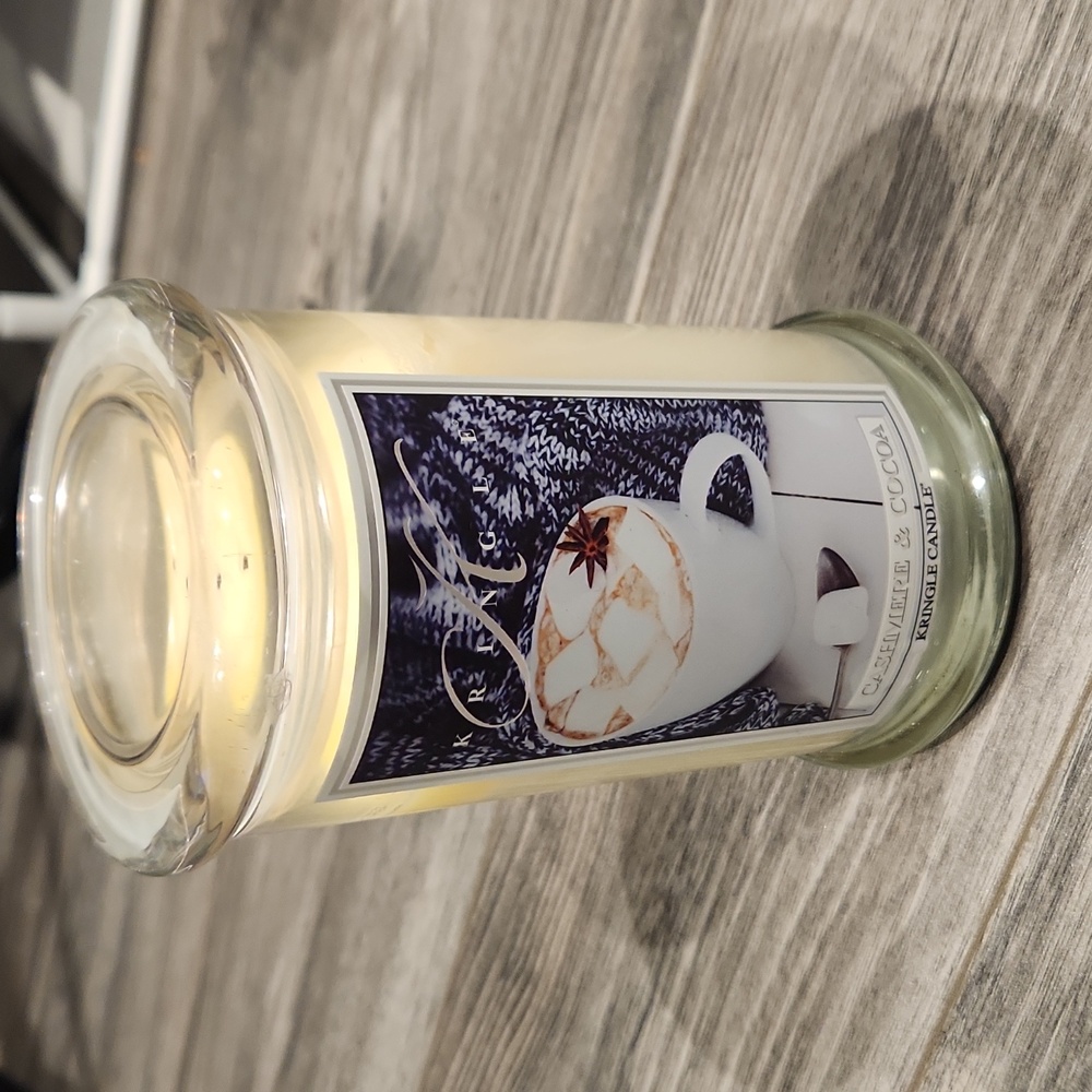 EUC Kringle Candle Cashmere & Cocoa 22oz Lg. Jar candle 1/4" used